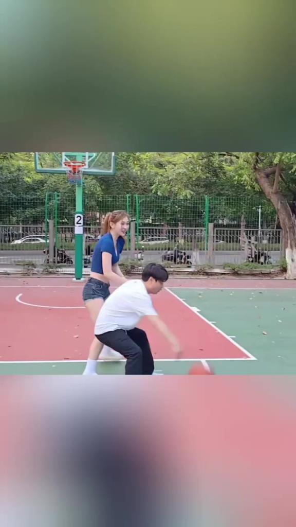 集夢會長背打一米8的女生，這是真打球啊！