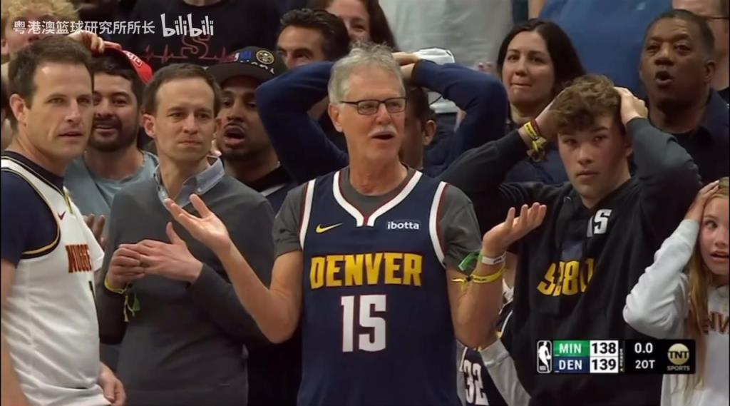 導(dǎo)火索？回顧此前掘金對(duì)陣森林狼，威少送出三分犯規(guī)后的眾生相！