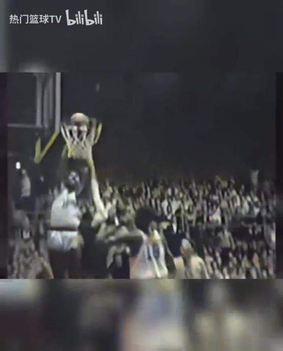 這是怪物嗎？張伯倫高中時(shí)期是怎么打球的？校園里的明星！