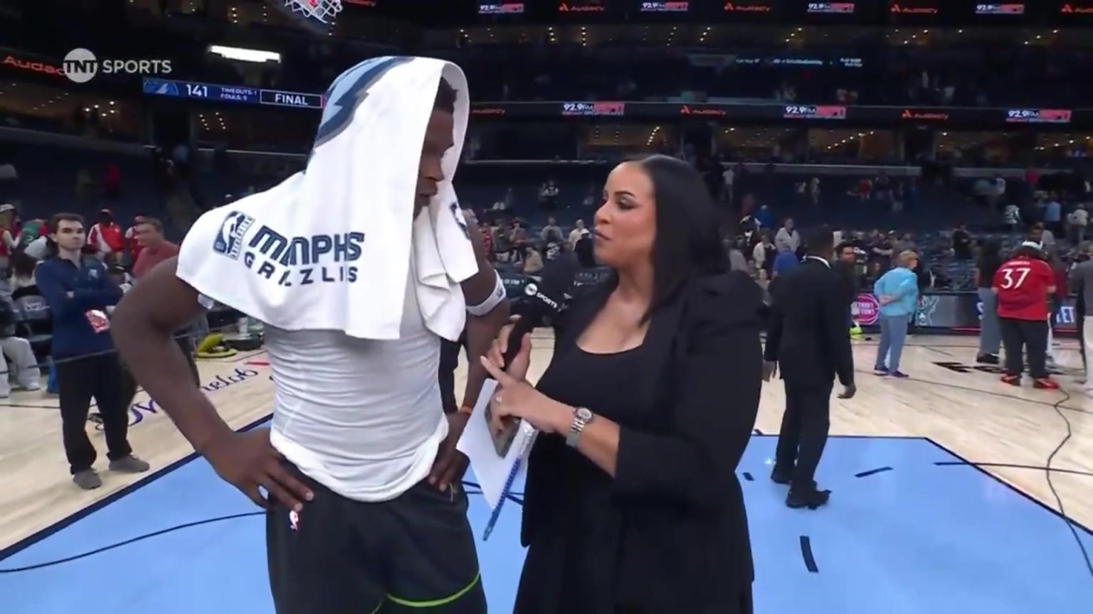 華子賽后接受一位豐滿女記者的采訪！