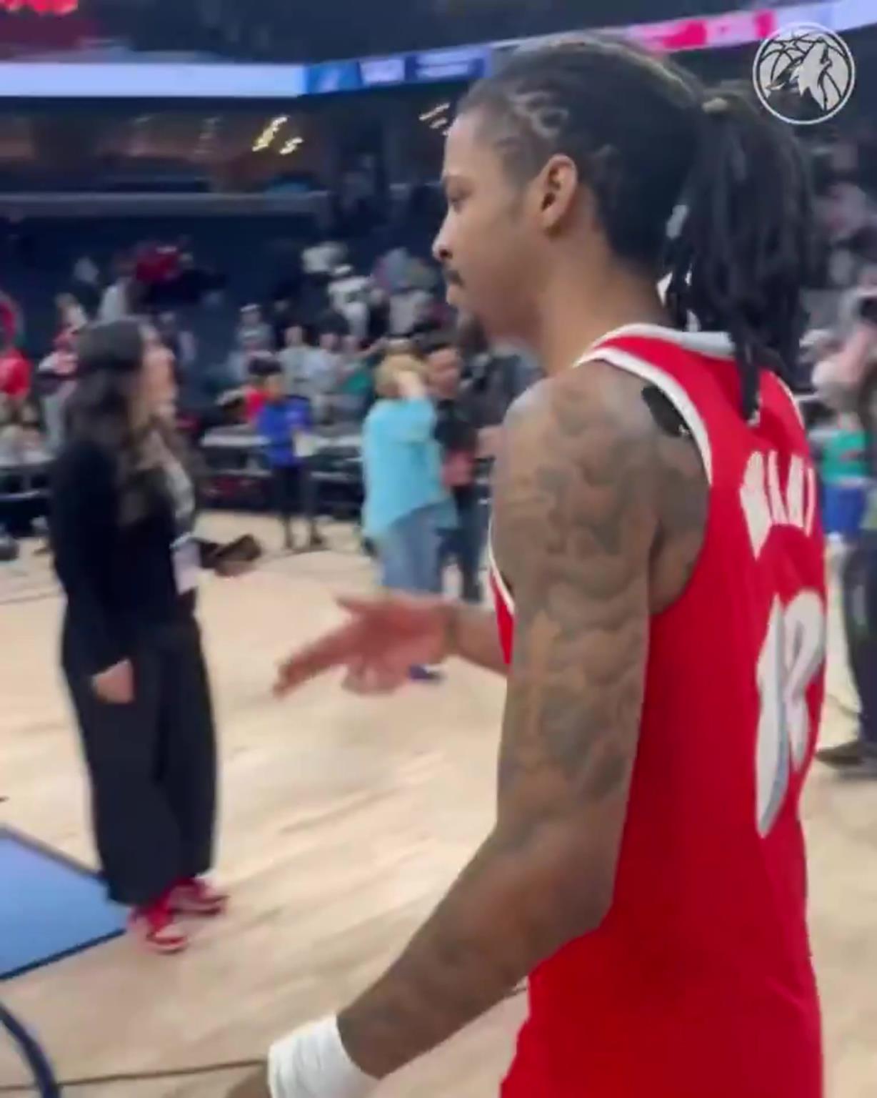 笑死！莫蘭特賽后與華子握手，竟然也是比出“手槍”的手勢(shì)