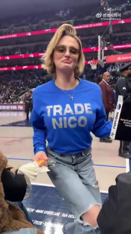 主場(chǎng)不準(zhǔn)球迷打印“解雇Nico”標(biāo)語(yǔ)，女球迷就出此下策