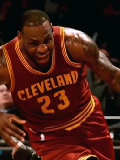 老詹這恐怖的大體格，完美詮釋什么叫“人型坦克”！