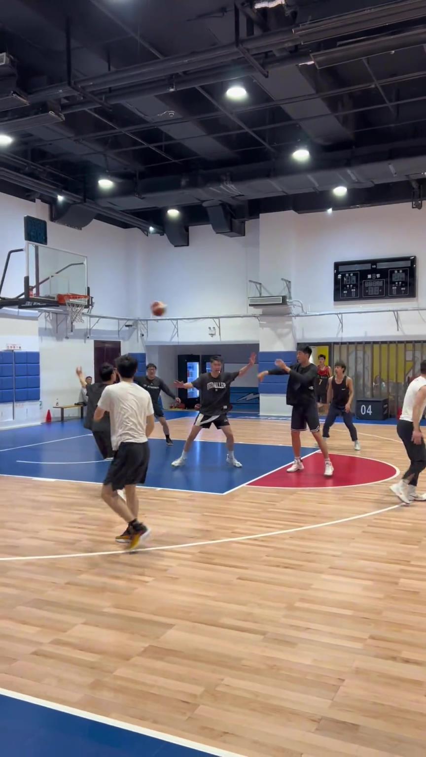 對(duì)手回家后：老婆，我今天在野球場(chǎng)匹配到巔峰馬刺隊(duì)了！