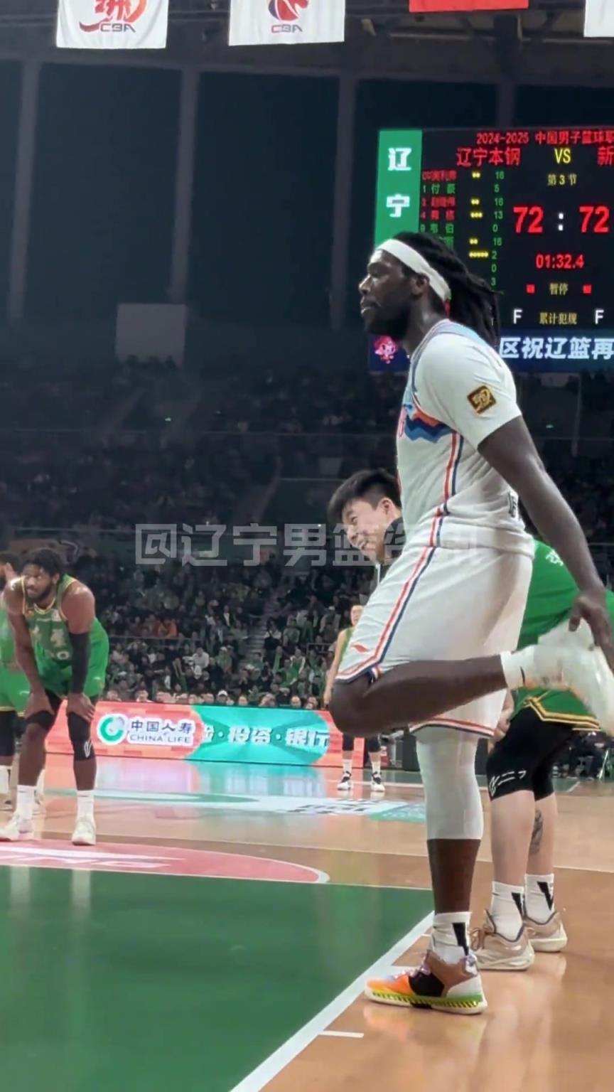 哈雷爾狂噴奧利弗：我會(huì)在澳洲干你小子！裁判吹T送他離場(chǎng)