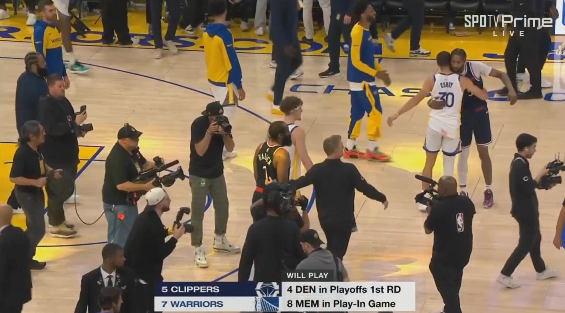 加時(shí)賽12分無解表現(xiàn)率隊(duì)獲勝！哈登賽后臉上笑容藏不住呀