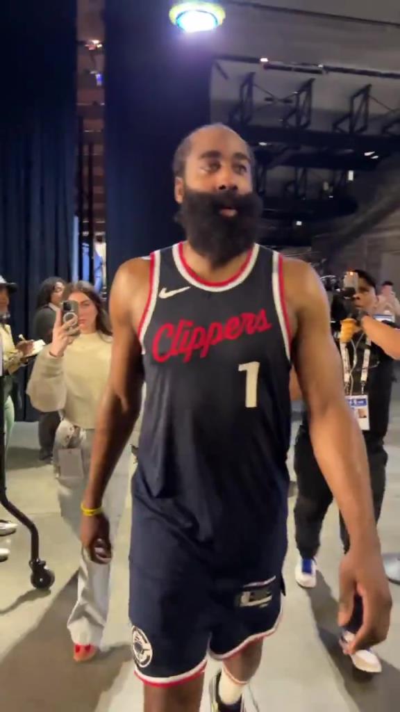 爆砍39分！哈登賽后走入球員通道氣喘吁吁：今天是場(chǎng)艱苦的戰(zhàn)斗