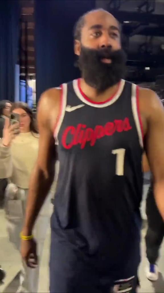 贏了！哈登賽后走回更衣室在球員通道和工作人員一一擊掌慶祝