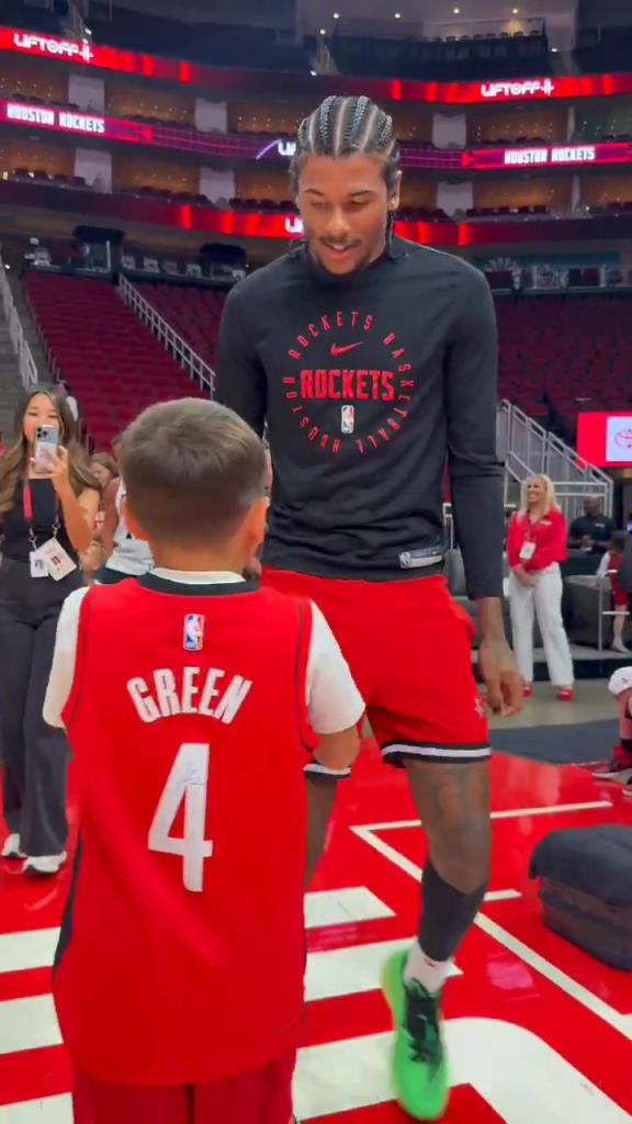 暖心偶像！小球迷賽前得到杰倫格林親簽球鞋球衣