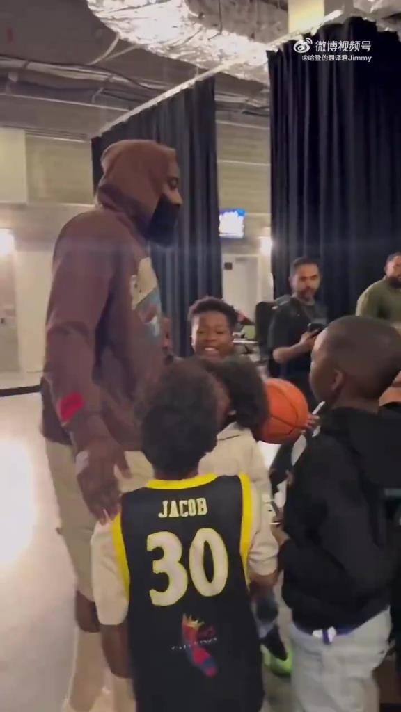 哈登賽后對(duì)小朋友：聽你們家長(zhǎng)的話，總有一天你們也會(huì)打進(jìn)NBA