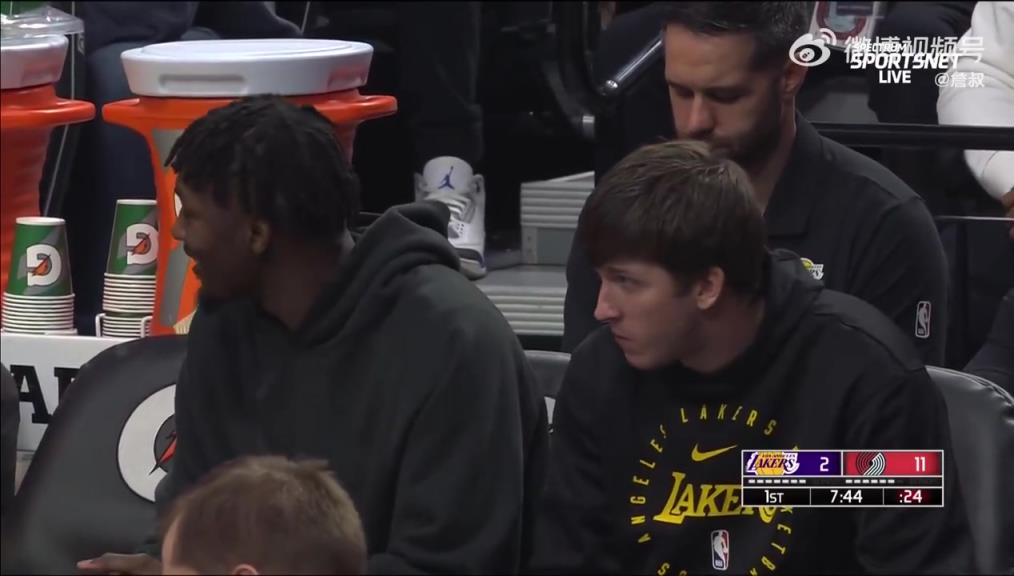 鎖定西部第三愜意得很！里夫斯輪休在板凳席上吃東西被抓拍到了