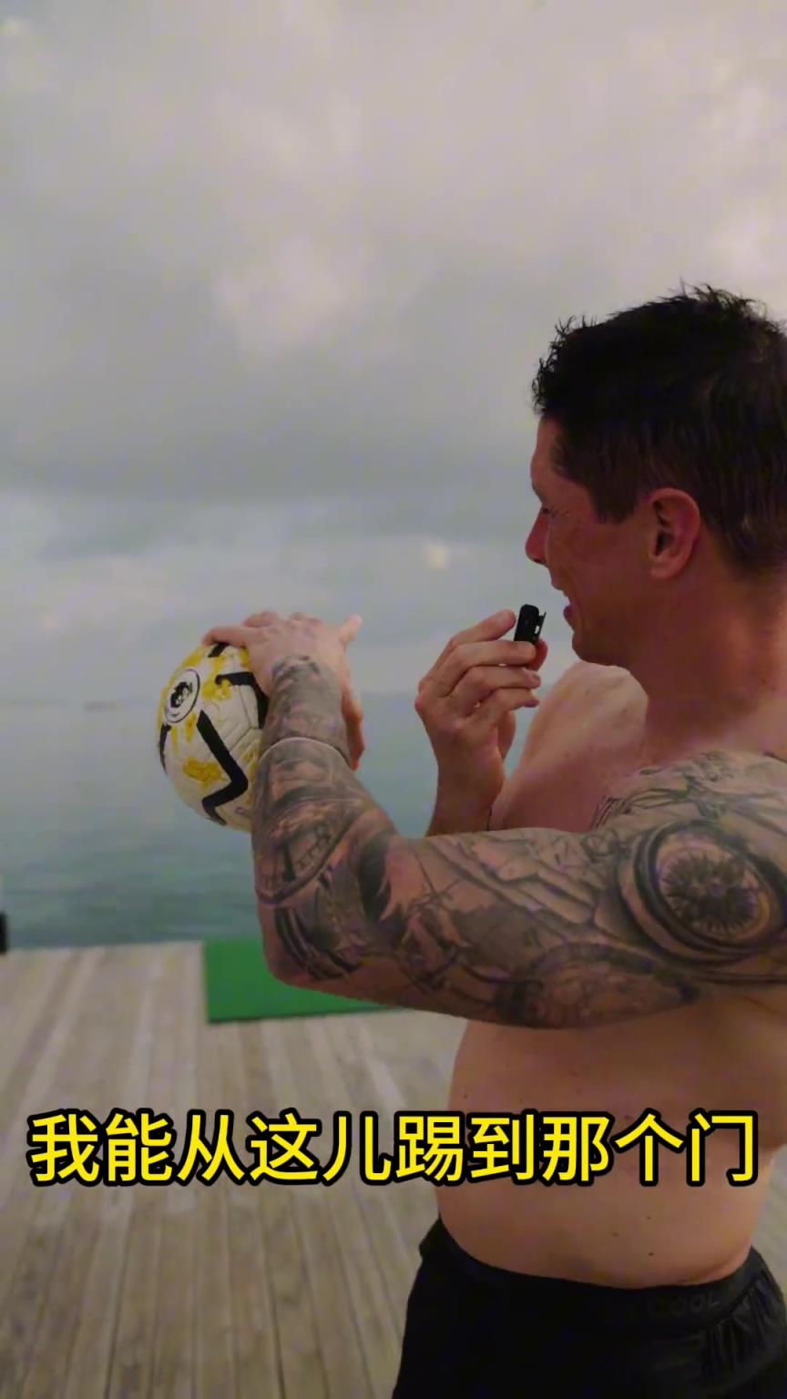 當(dāng)年多少人的偶像！托雷斯挑戰(zhàn)赤腳進(jìn)球