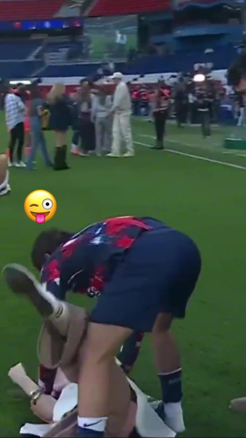 玩這么花??？內(nèi)維斯在家人面前把自己女友按倒在地