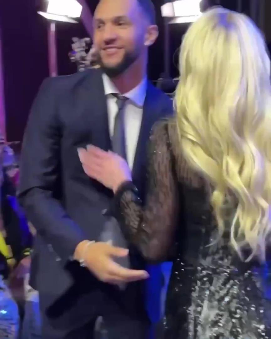 身材姣好！薩格斯的女友海莉被芝加哥天空選中！兩人接吻慶祝