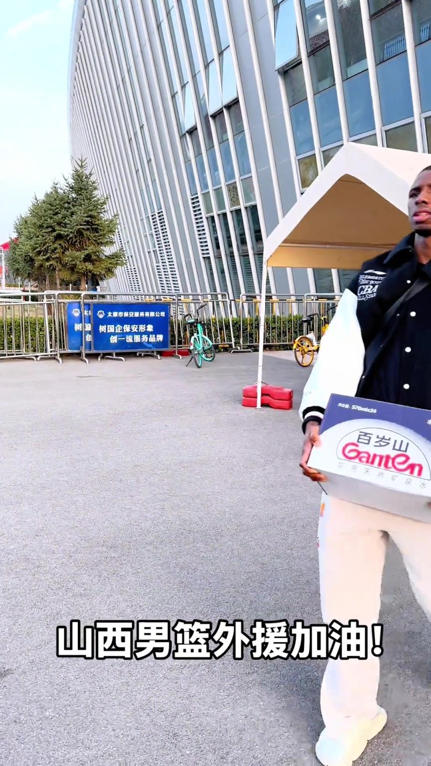 不是！你們山西外援合同還包括搬水的？