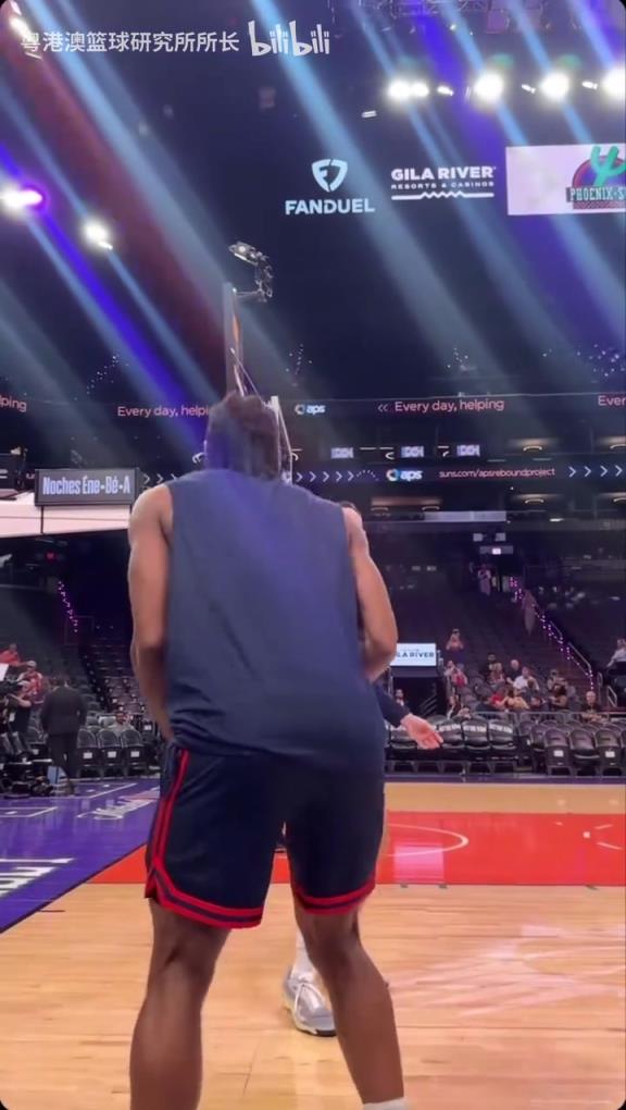 機(jī)器人級(jí)別的靜態(tài)身體！近距離看小卡的賽前熱身！